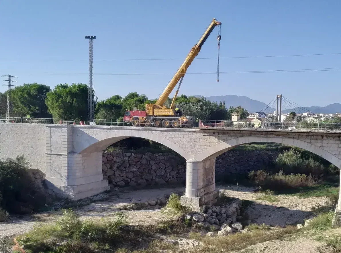 Maquinaria CADERSA realizando trabajos de demoliciones y derribos en Valencia y Alicante